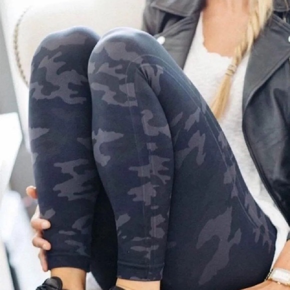 NEW SPANX - Look At Me Now Seamless Leggings - Picture 6 of 10